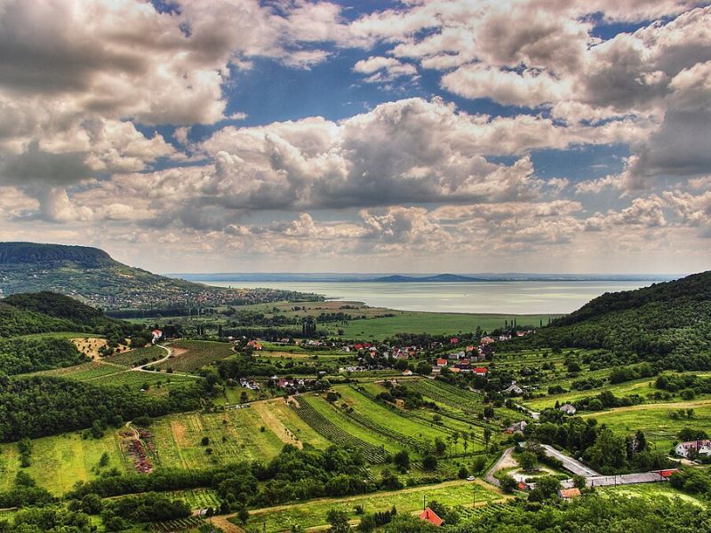 Balatoni látkép - Forrás: txd, CC BY 2.0 , via Wikimedia Commons